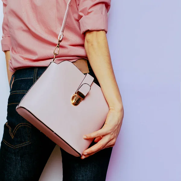 Menina em camisa rosa e acessórios rosa. Bolsa e Jeans elegantes — Fotografia de Stock