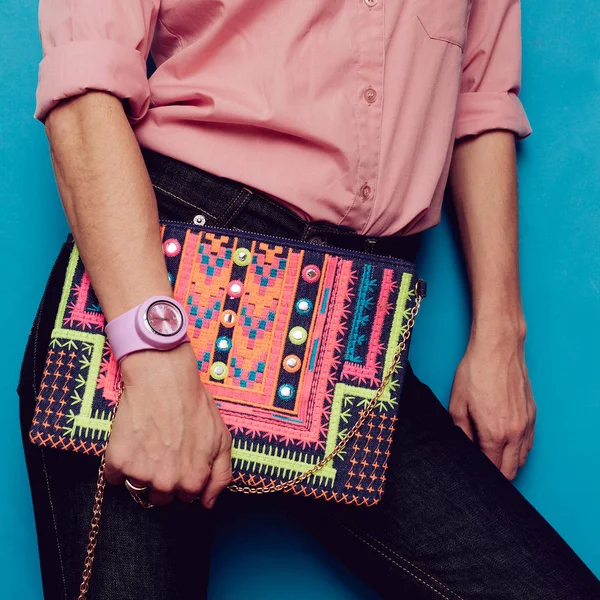 Menina em uma camisa rosa e acessórios de moda. Bolsa e elegante bl — Fotografia de Stock