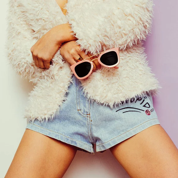 Vanille zomer. Model in een modieuze jas en mode accessor — Stockfoto