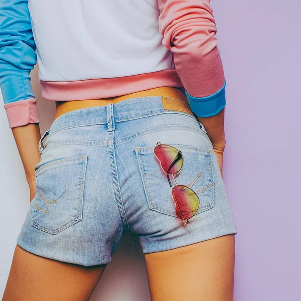 Ванильное лето. Модель в модной футболке и джинсовых шортах — стоковое фото