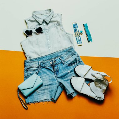 Yaz Denim kıyafeti. Kot şort sandalet şapka Bayan moda stil