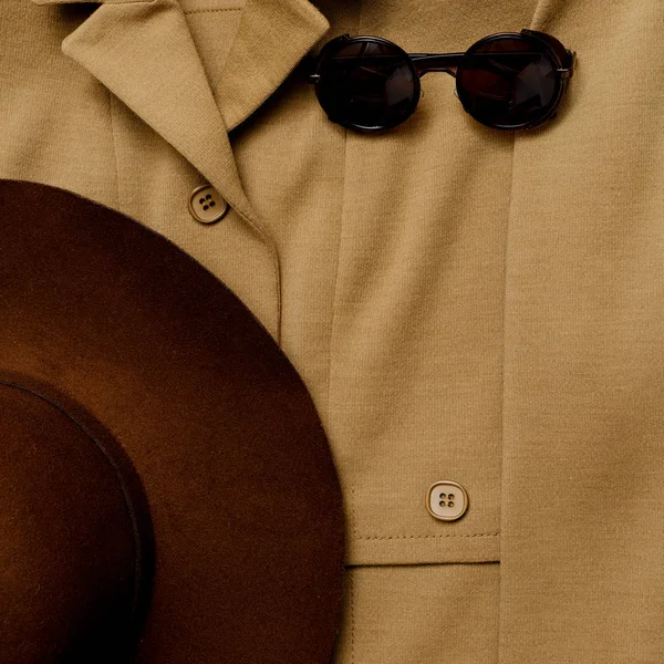Vintage kıyafet şapka ve güneş gözlüğü. Sonbahar stil — Stok fotoğraf