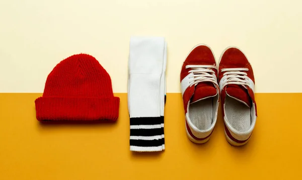 Ropa de estilo urbano. Traje de skate de moda. Sombrero, calcetines, sne —  Fotos de Stock
