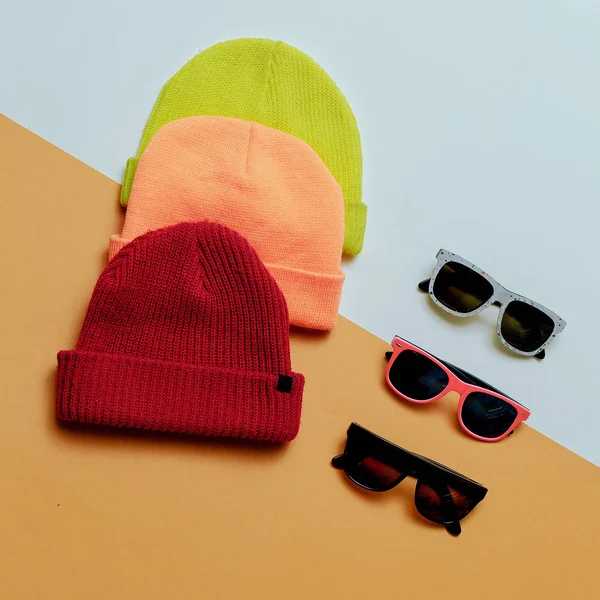 Luminoso urbano. Metti cappelli e bicchieri. Skateboard moda — Foto Stock