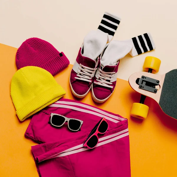 Αστικό στυλ ρούχα. Ντύσιμο μόδα skateboard. Πάνινα παπούτσια, stock — Φωτογραφία Αρχείου