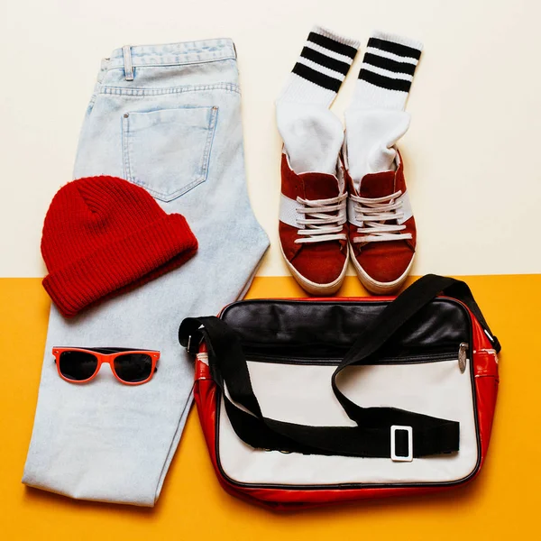 Ensemble de style actif urbain. Tenue jeans, casquette, sac à chaussures — Photo