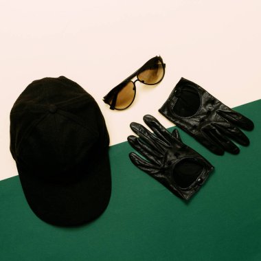 Ayarla kapağı, eldiven, güneş gözlüğü. askeri tarzı