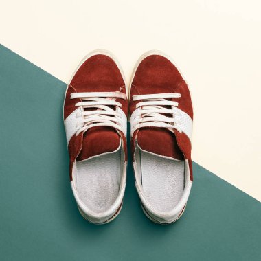 Kaykay tarzı. Son moda spor ayakkabıları. minimal tasarım