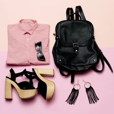 Şık bayan elbise pembe gömlek ve siyah aksesuarları, fashionabl