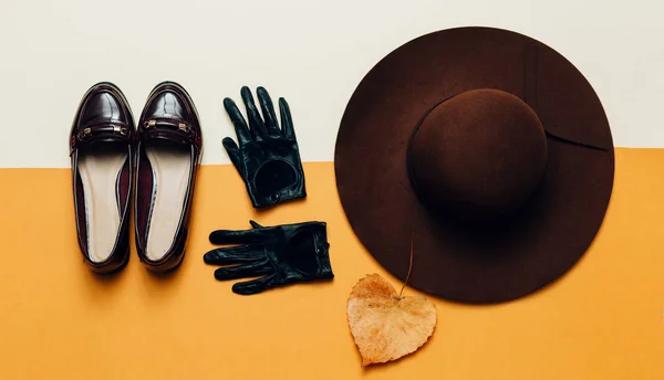 Accessoires d'automne. Chaussures de mode, gants, chapeau. Mode Vintage St — Photo