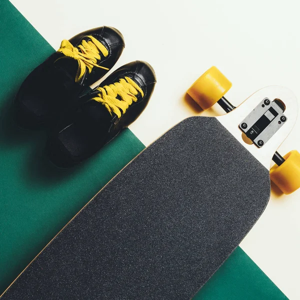Sneakers en Skateboar — Stockfoto