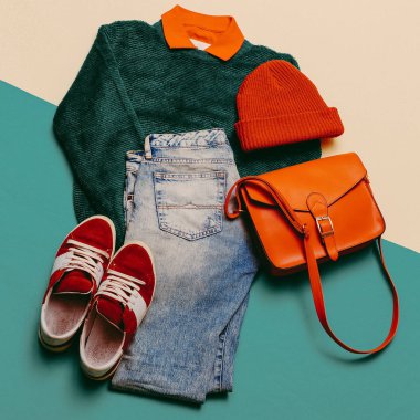 Şık giysiler. Kırmızı üzerinde odaklanın. Kapaklar, spor ayakkabı, şort. Çanta. Etkin