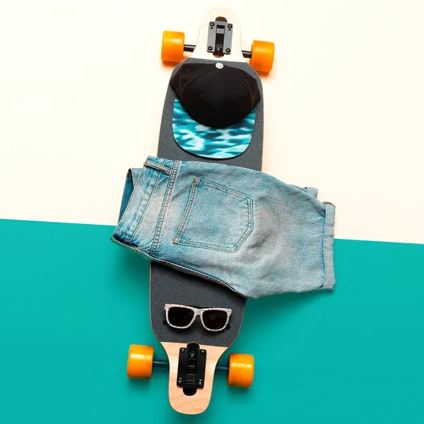 Skateboard, zonnebril, Cap, Jeans. Hou van Urban fashion. Minimale — Stockfoto