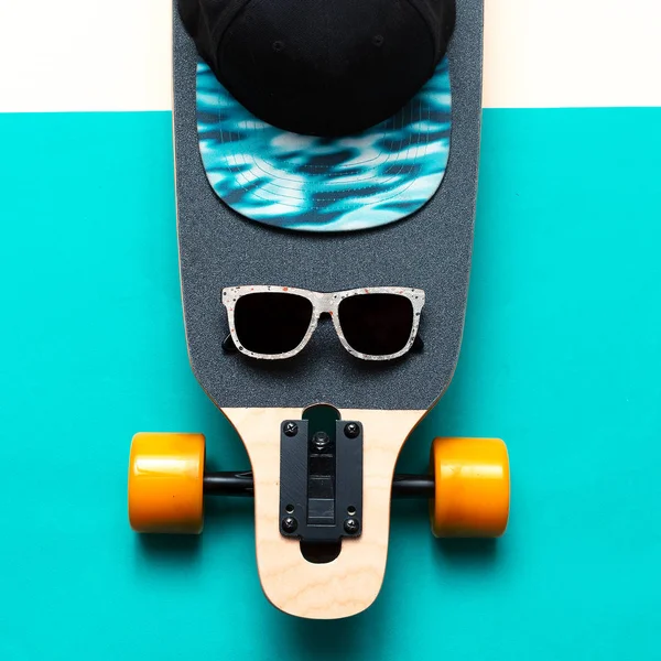 Skateboard, zonnebril, Cap, liefde Urban fashion. Minimaal ontwerp — Stockfoto