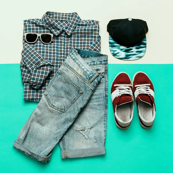 Kentsel giyim ayarlayın. Ekose gömlek, kot pantolon, spor ayakkabı kaykay styl