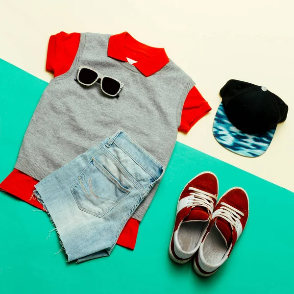 Stijlvolle kleding. Skateboard mode. Focus op rood. Caps, Sneaker — Stockfoto