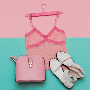 Romantik yaz kıyafeti üst ve bayanlar için ayakkabı. Şık çanta