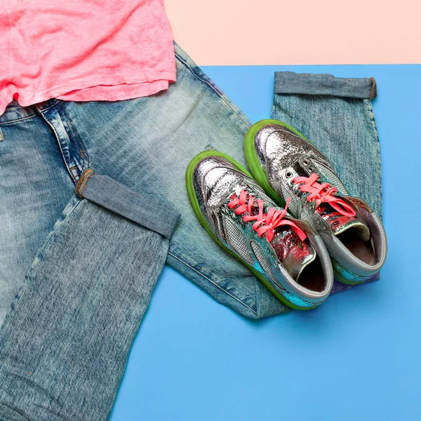 Elegant set. Trendiga jeans och sneakers. Sommar outfit ovanifrån — Stockfoto