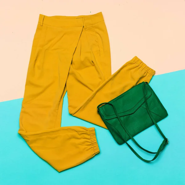 Kalhoty & pytel. Letní barvy. pohled shora — Stock fotografie