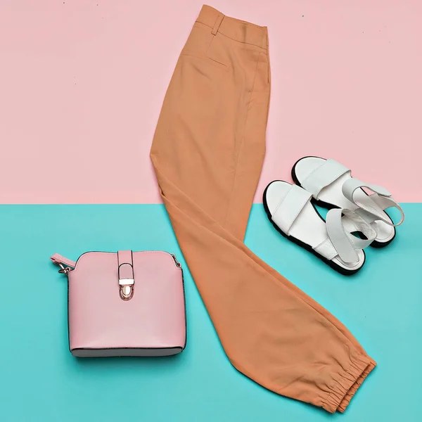 Letni strój spodnie sandały torebka minimalistyczny wygląd — Zdjęcie stockowe