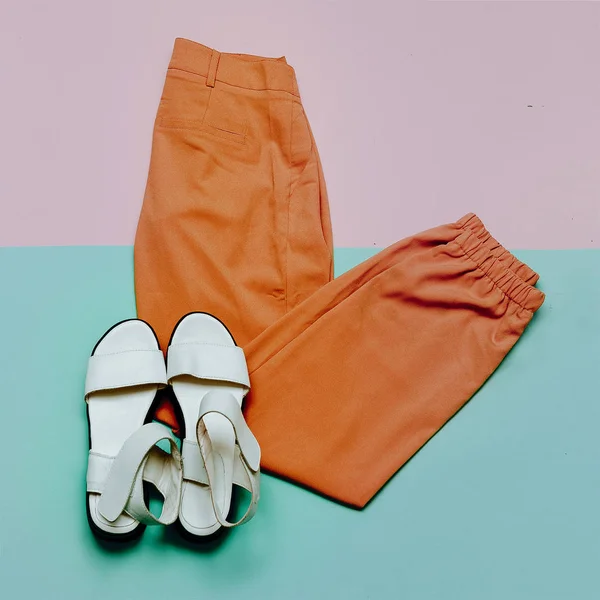 Spodnie i sandały. Letni strój — Zdjęcie stockowe