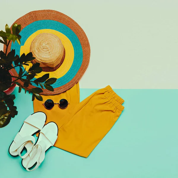 Сандалии брюки Шляпа Солнечные очки Летний наряд Тренд — стоковое фото
