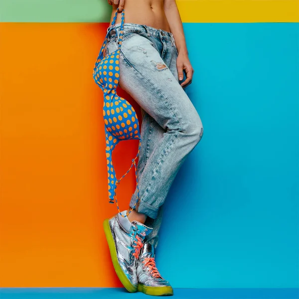 Девушка в джинсах и купальнике Джинсовый стиль моды летом минимальный — стоковое фото