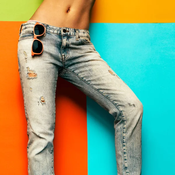 Girl in jeans boyfriend style denim fashion minimal — Stock Photo, Image