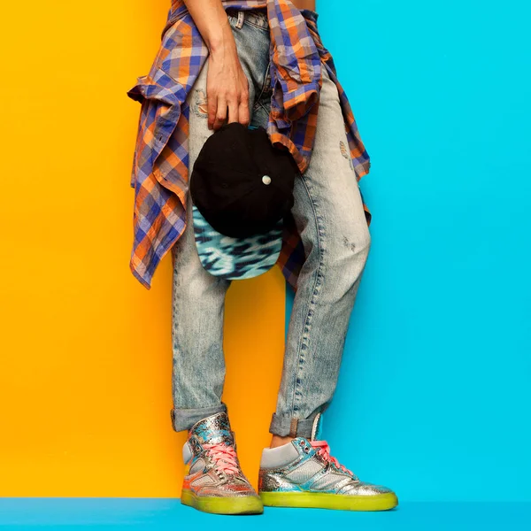 도시 데님 스케이트 보드 스타일 패션 청바지 격자 무늬 셔츠 모자 미소 — 스톡 사진