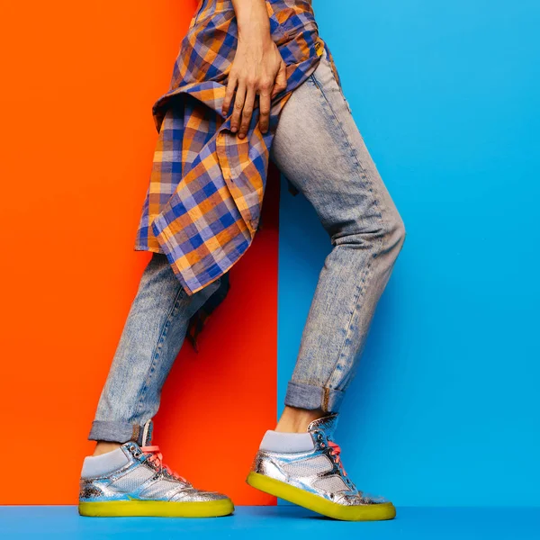 Модные джинсы в стиле урбан деним клетчатая рубашка Минимальный дизайн — стоковое фото