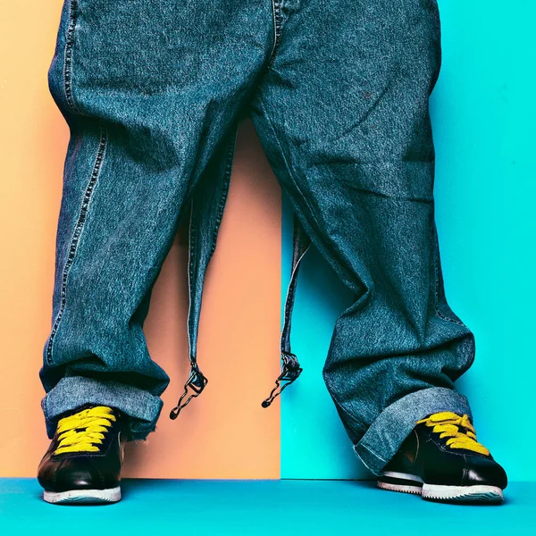 Snygg Jumpsuit. Urban Style. Sneakers och denim — Stockfoto