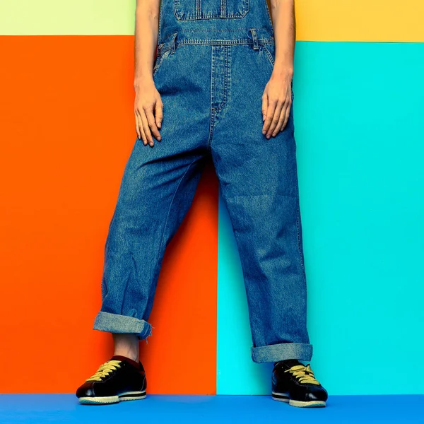 Stylischer Overall. urban.keds und Mode Jeanskleidung minimal c — Stockfoto