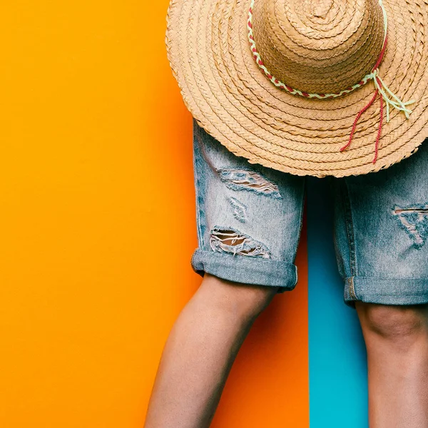 Denim shorts en stro hoed. minimalistische stijl stedelijke mode — Stockfoto