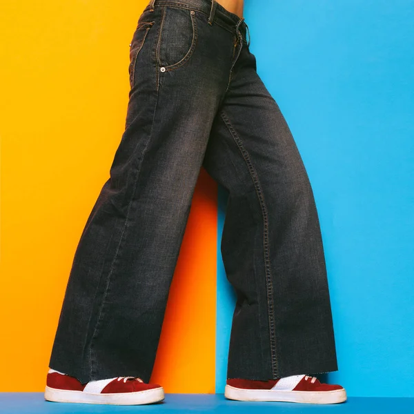 Denim älskare. Kvinnors jeans trendiga jeans wear. Fashion-konceptet. W — Stockfoto