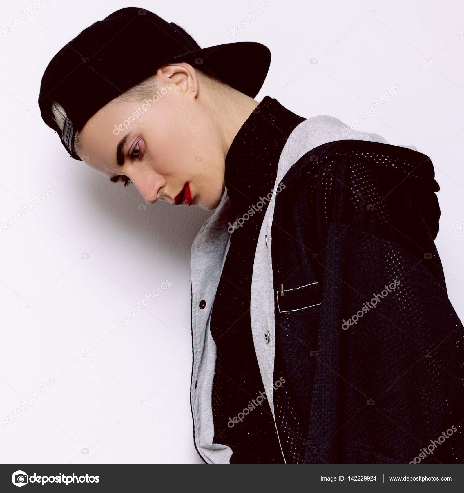 Modelo chica Tomboy estilo urbano traje negro Cap Swag — Foto de