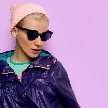 Hippi moda modeli en az kıyafet moda güneş gözlüğü Beanie C