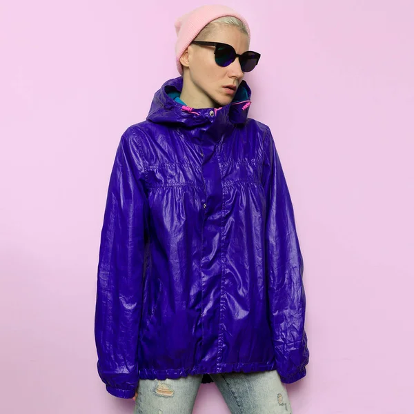 Modelo Tomboy windbreaker en traje de estilo urbano — Foto de Stock