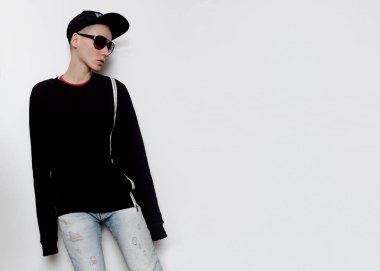 Erkek Fatma modeli kentsel kıyafet kap ve kapüşonlu moda trendi