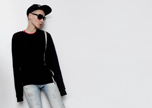 Tomboy model urban outfit cap und hoodie fashion trend — Stockfoto