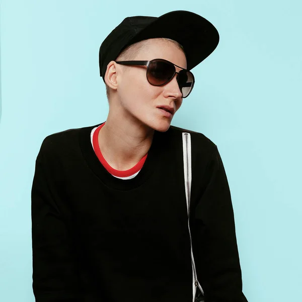 Tomboy stylowe modelka w czarne ubrania stylu urban Moto — Zdjęcie stockowe