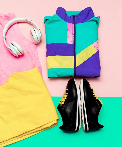 Vanilkový sportovní oblečení větrovka tenisky aktivní sluchátka městské — Stock fotografie