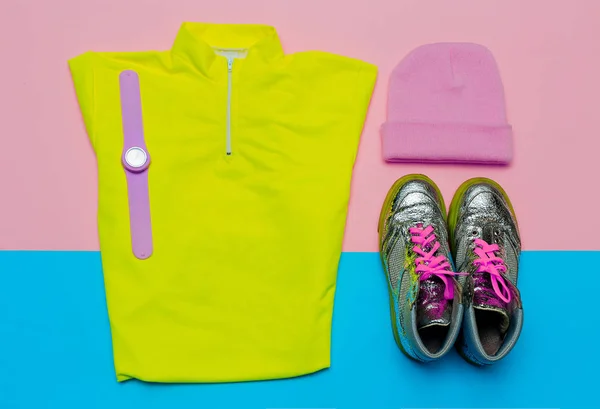 Minimal Glam Set T-shirt Cap Sneakers Luminose tendenze sportive estive — Foto Stock