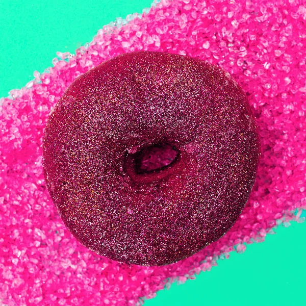 Donut med rosa strass. Eleganta objekt. Detaljer Minimal — Stockfoto