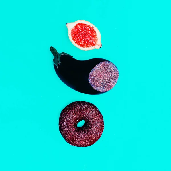 Berenjena cítricos donut. Glitter Art. Surreal glam diseño de moda — Foto de Stock