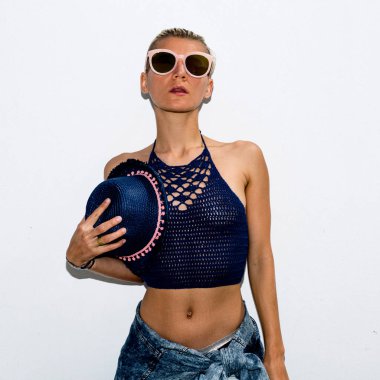 Şık hippi modeli. Boho plaj yaz kıyafeti. Örme üst ve