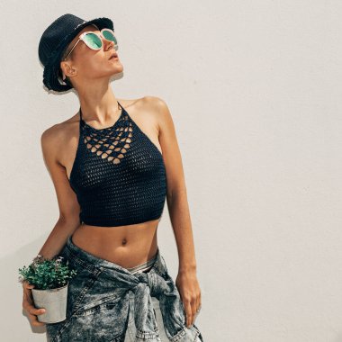 Benim Küba. Şık Boho kıyafeti. Hipster modeli. Denim ve straw hat