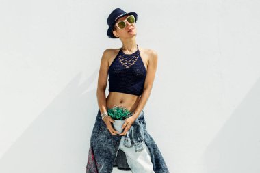 Yenilikçi model beyaz bir duvar üzerinde. Boho tarzı sakin tatil yaz ben