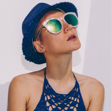 Şehvetli tabaklanmış hipster modeli. Şık Boho kıyafeti trend sunglass