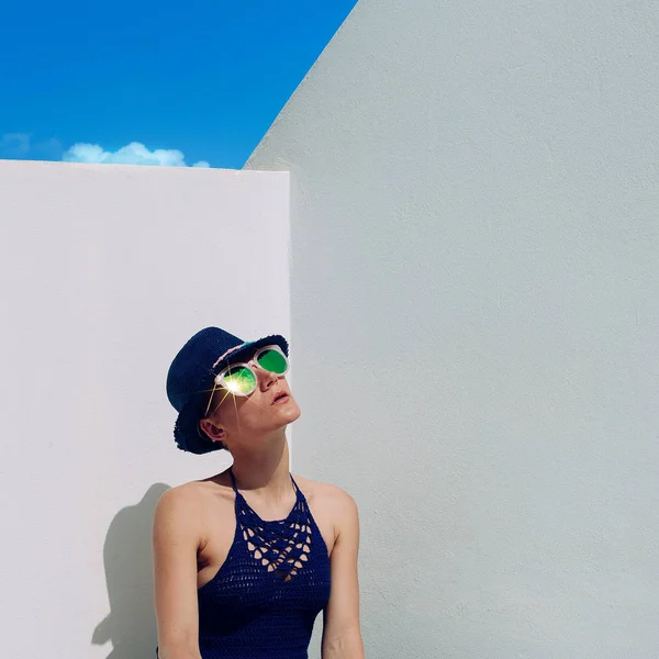 时髦女孩弛豫时间风格波西米亚夏天草编帽子和太阳 — 图库照片