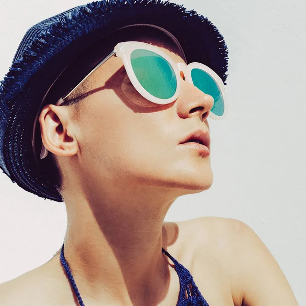 Hipster flicka solen tid sommar stil Boho halm hatt och solglasögon — Stockfoto